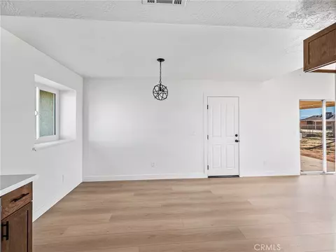 Living - 16548 Quinnault, Apple Valley, CA 92307 photo 6 of 7