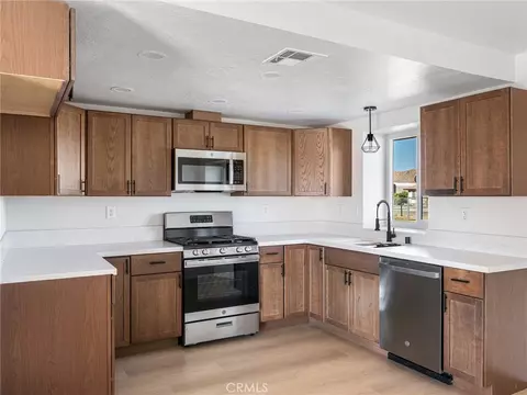 Kitchen - 16548 Quinnault, Apple Valley, CA 92307 photo 1 of 4