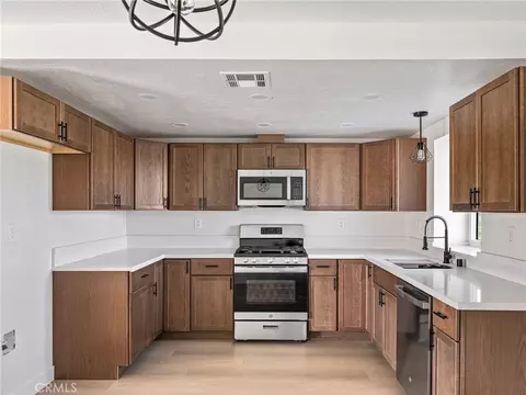 Kitchen - 16548 Quinnault, Apple Valley, CA 92307 photo 3 of 4