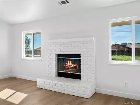 Living - 16548 Quinnault, Apple Valley, CA 92307 photo 2 of 7