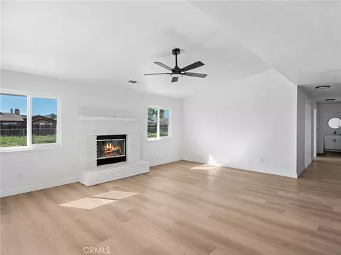 Living - 16548 Quinnault, Apple Valley, CA 92307 photo 5 of 7