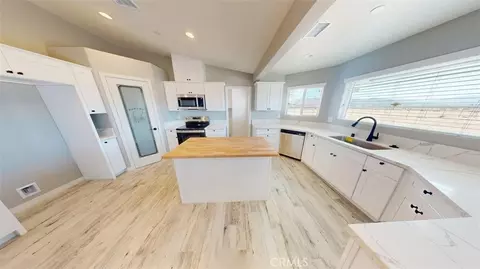 Kitchen - 15009 Temecula Rd, Apple Valley, CA 92307 photo 12 of 12