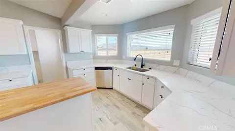 Kitchen - 15009 Temecula Rd, Apple Valley, CA 92307 photo 7 of 12