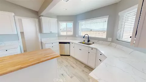 Kitchen - 15009 Temecula Rd, Apple Valley, CA 92307 photo 10 of 12
