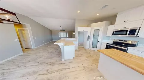 Entry Way - 15009 Temecula Rd, Apple Valley, CA 92307 photo 7 of 9