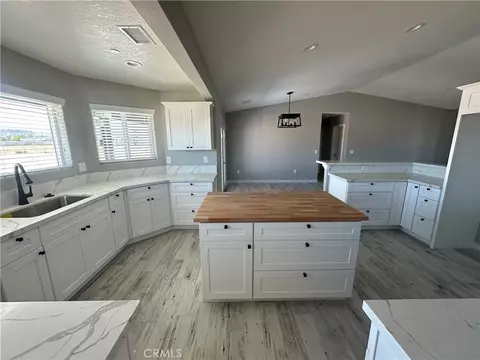 Kitchen - 15009 Temecula Rd, Apple Valley, CA 92307 photo 4 of 12