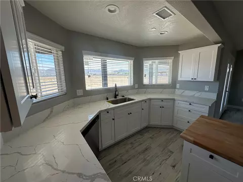 Kitchen - 15009 Temecula Rd, Apple Valley, CA 92307 photo 6 of 12