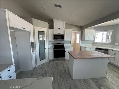 Kitchen - 15009 Temecula Rd, Apple Valley, CA 92307 photo 5 of 12