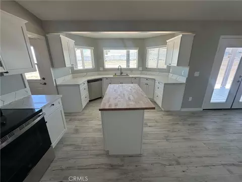 Kitchen - 15009 Temecula Rd, Apple Valley, CA 92307 photo 3 of 12
