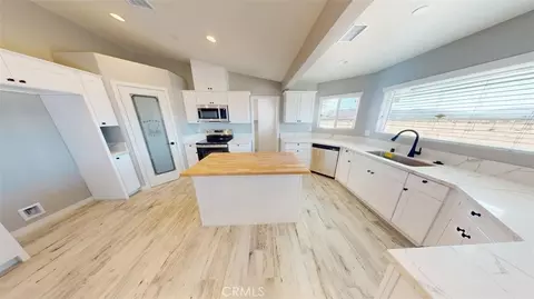 Kitchen - 15009 Temecula Rd, Apple Valley, CA 92307 photo 9 of 12