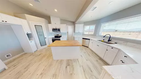 Kitchen - 15009 Temecula Rd, Apple Valley, CA 92307 photo 11 of 12