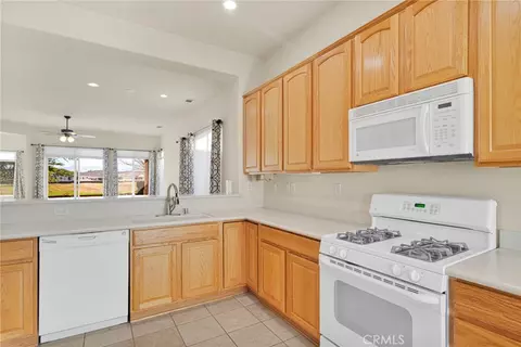 Kitchen - 10855 Katepwa St, Apple Valley, CA 92308 photo 3 of 3