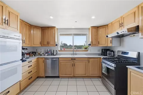 Kitchen - 10707 Mines Ranch Rd, Victorville, CA 92392 photo 5 of 6