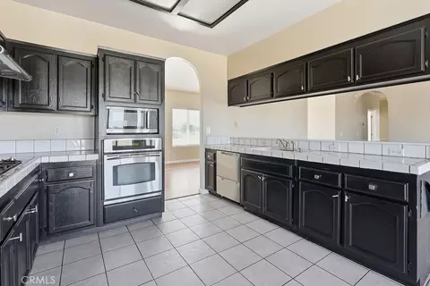 Kitchen - 7838 Cataba Rd, Hesperia, CA 92344 photo 5 of 7