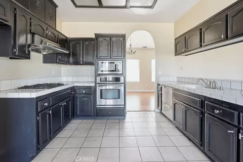 Kitchen - 7838 Cataba Rd, Hesperia, CA 92344 photo 4 of 7