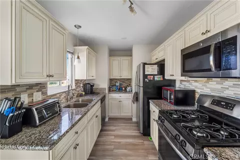 Kitchen - 35977 Hillview St, Yermo, CA 92398 photo 1 of 2