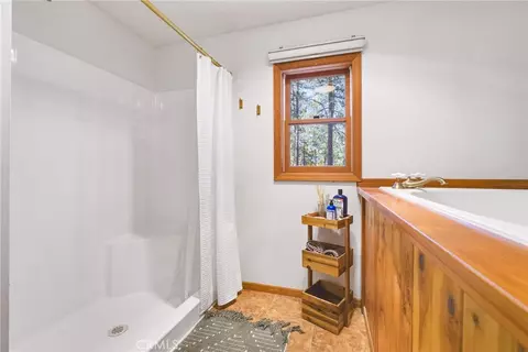 Bath - 1137 Edna, Wrightwood, CA 92397 photo 4 of 6