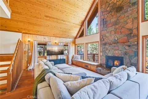 Living - 1137 Edna, Wrightwood, CA 92397 photo 2 of 3