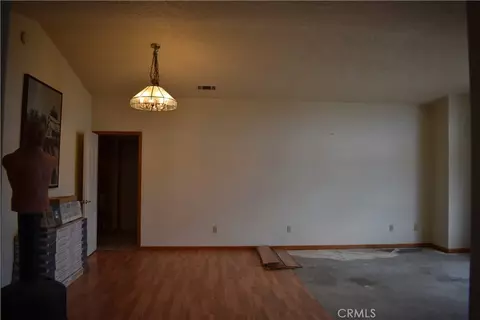 Living - 19485 Kinai, Apple Valley, CA 92307 photo 2 of 5