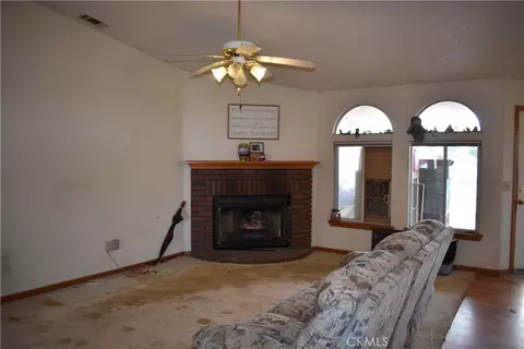 Living - 19485 Kinai, Apple Valley, CA 92307 photo 4 of 5