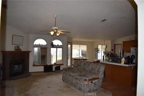 Living - 19485 Kinai, Apple Valley, CA 92307 photo 3 of 5