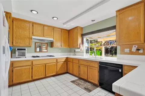 Kitchen - 19149 San Jacinto Way, Apple Valley, CA 92308 photo 2 of 4