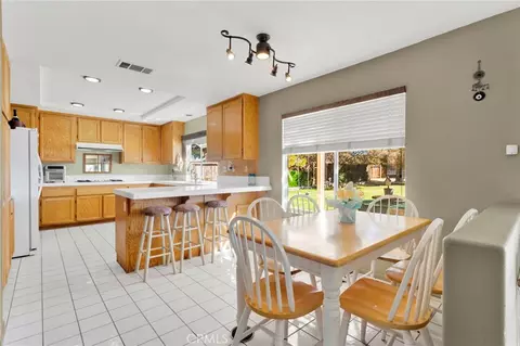 Kitchen - 19149 San Jacinto Way, Apple Valley, CA 92308 photo 4 of 4