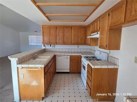 Kitchen - 15501 Via Bahia St, Hesperia, CA 92345 photo 1 of 2