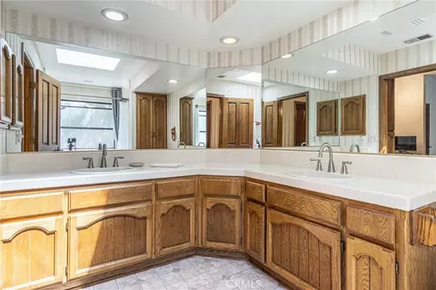 Bath - 7040 Kenyon Ave, Hesperia, CA 92345 photo 3 of 8