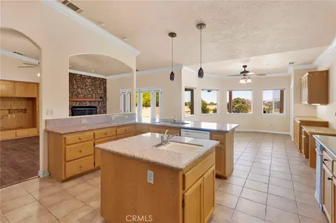 Kitchen - 7091 Coriander, Oak Hills, CA 92344 photo 4 of 5