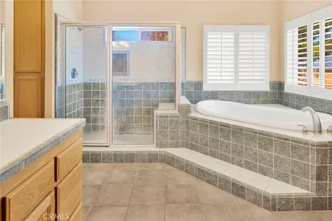 Bath - 7091 Coriander, Oak Hills, CA 92344 photo 7 of 9