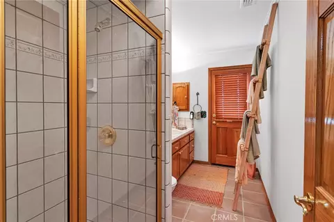 Bath - 17662 Ridge View Ct, Apple Valley, CA 92307 photo 2 of 9