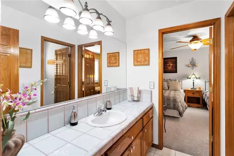 Bath - 17662 Ridge View Ct, Apple Valley, CA 92307 photo 4 of 9