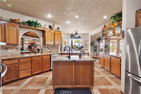 Kitchen - 17662 Ridge View Ct, Apple Valley, CA 92307 photo 4 of 6