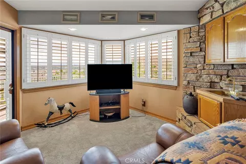 Living - 17662 Ridge View Ct, Apple Valley, CA 92307 photo 6 of 6