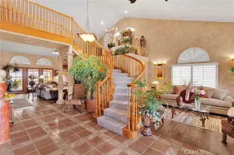 Entry Way - 17662 Ridge View Ct, Apple Valley, CA 92307 photo 3 of 7