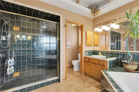 Bath - 17662 Ridge View Ct, Apple Valley, CA 92307 photo 7 of 9