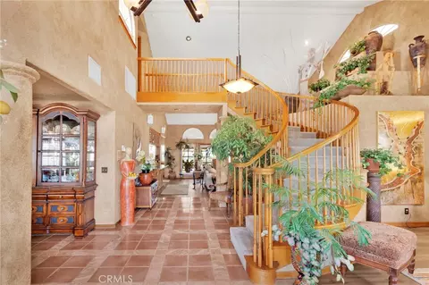 Entry Way - 17662 Ridge View Ct, Apple Valley, CA 92307 photo 4 of 7
