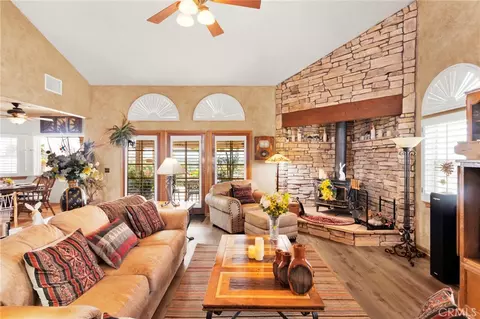 Living - 17662 Ridge View Ct, Apple Valley, CA 92307 photo 2 of 6