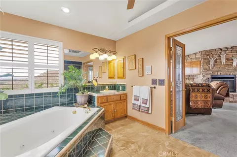 Bath - 17662 Ridge View Ct, Apple Valley, CA 92307 photo 8 of 9