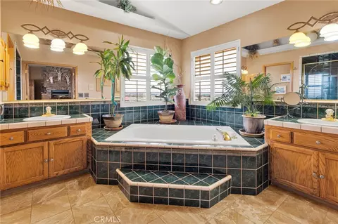 Bath - 17662 Ridge View Ct, Apple Valley, CA 92307 photo 6 of 9