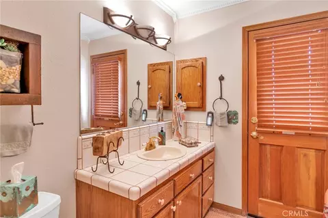 Bath - 17662 Ridge View Ct, Apple Valley, CA 92307 photo 3 of 9