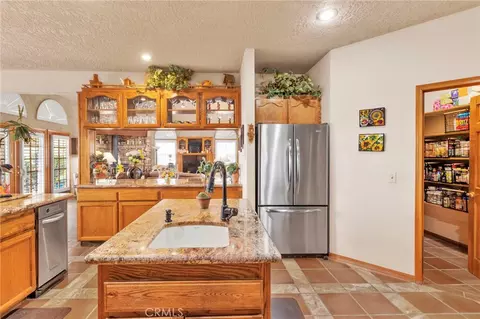 Kitchen - 17662 Ridge View Ct, Apple Valley, CA 92307 photo 5 of 6
