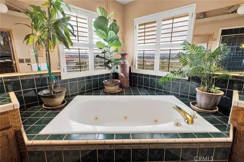 Bath - 17662 Ridge View Ct, Apple Valley, CA 92307 photo 9 of 9