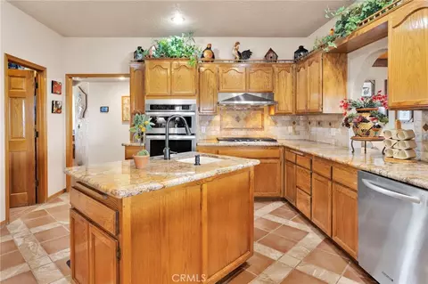 Kitchen - 17662 Ridge View Ct, Apple Valley, CA 92307 photo 3 of 6