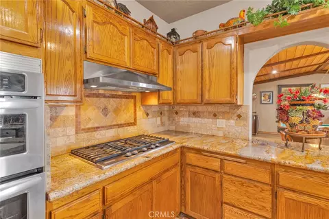 Kitchen - 17662 Ridge View Ct, Apple Valley, CA 92307 photo 6 of 6