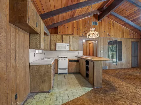 Kitchen - 1155 Chateau, Crestline, CA 92325 photo 2 of 2
