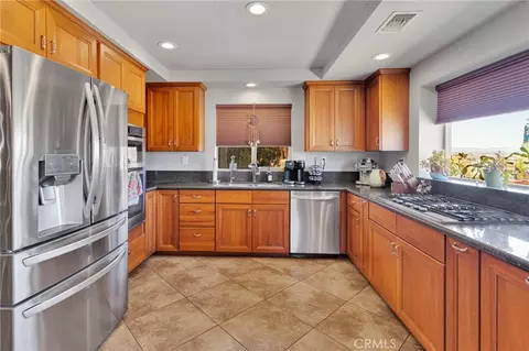 Kitchen - 13863 Pamlico, Apple Valley, CA 92307 photo 3 of 5