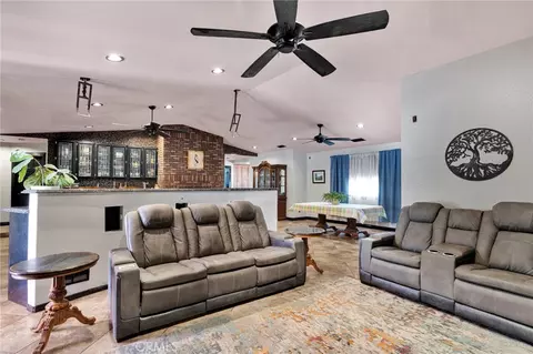 Living - 13863 Pamlico, Apple Valley, CA 92307 photo 2 of 6