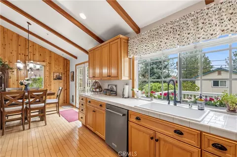 Kitchen - 5375 Chaumont, Wrightwood, CA 92397 photo 3 of 4